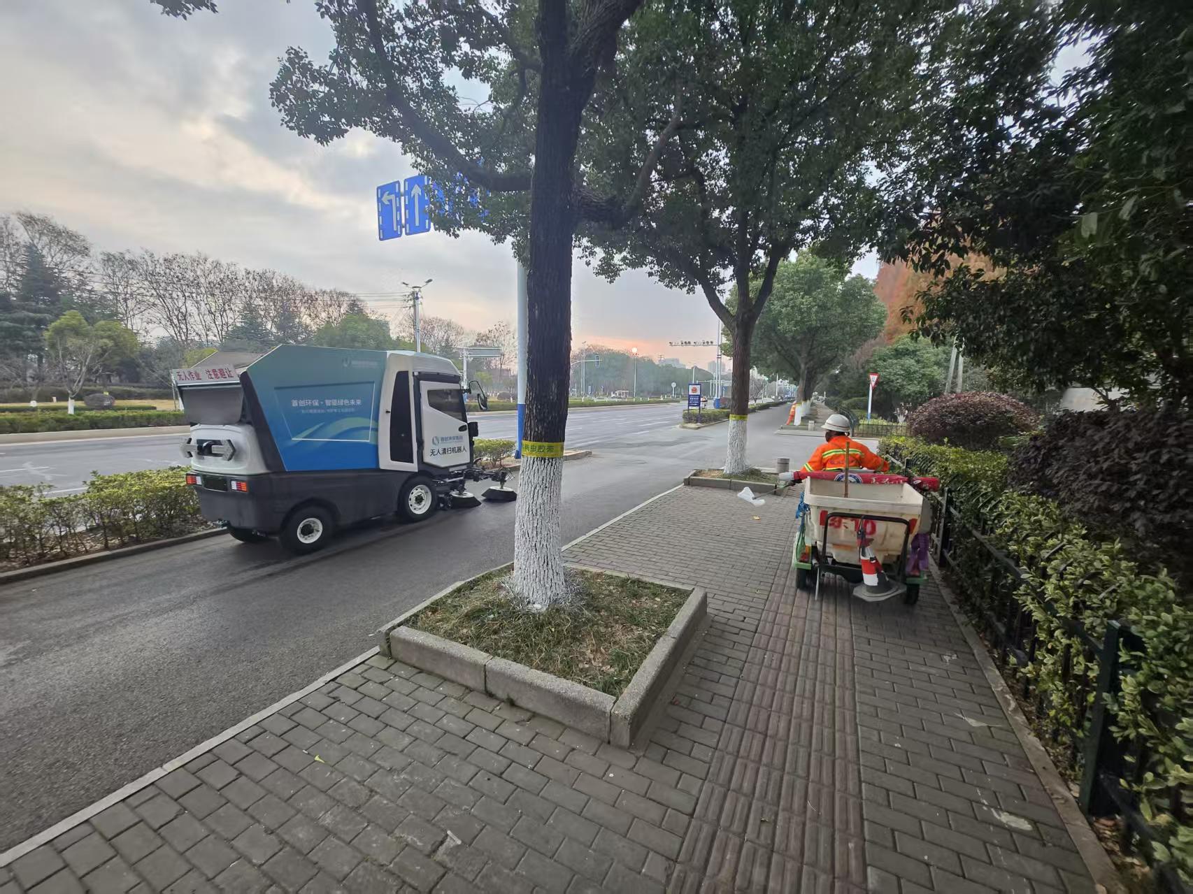 拥抱智慧环卫新时代 首创环保集团无人清扫车亮相马鞍山街头